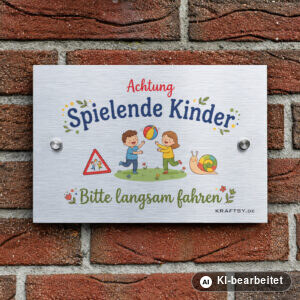Schild Achtung spielende Kinder auf silber gebürsteter Aluminium-Verbundplatte, mit Abstandhaltern, an einer Hauswand