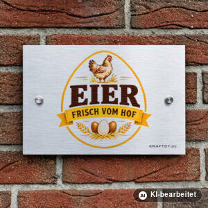 Schild Eier frisch vom Hof auf silber gebürsteter Aluminium-Verbundplatte, mit Abstandhaltern, an einer Hauswand