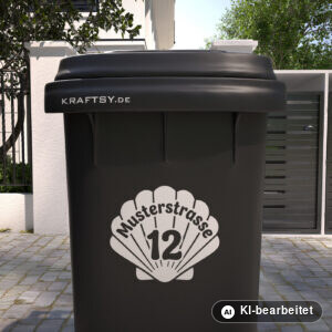 Mülltonnenaufkleber Muschel mit Straßenname und Hausnummer auf einer Mülltonne, Ansicht von vorne (Mit KI bearbeitet)